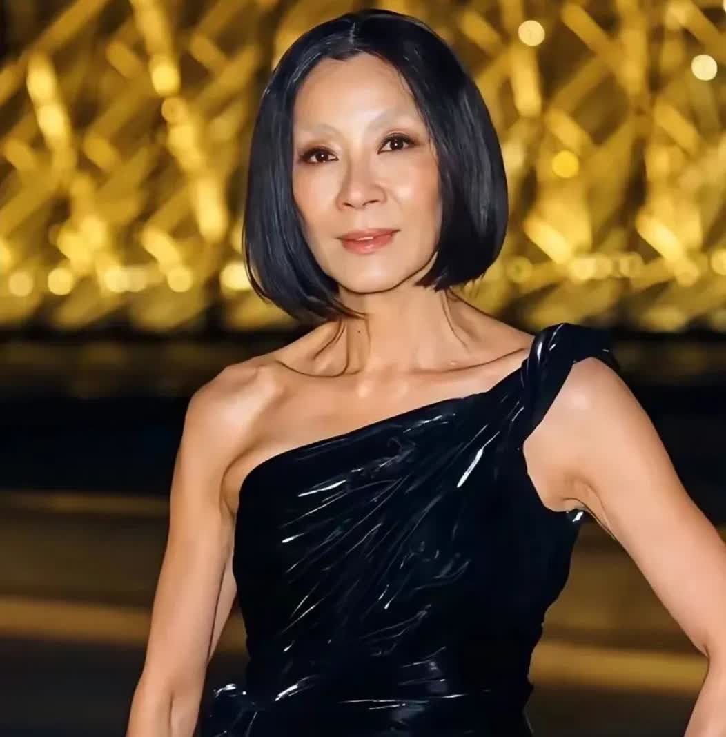 哇靠！杨紫琼怎么变成“白毛道长”了呢！这妆容有点怪异。近期，62岁杨