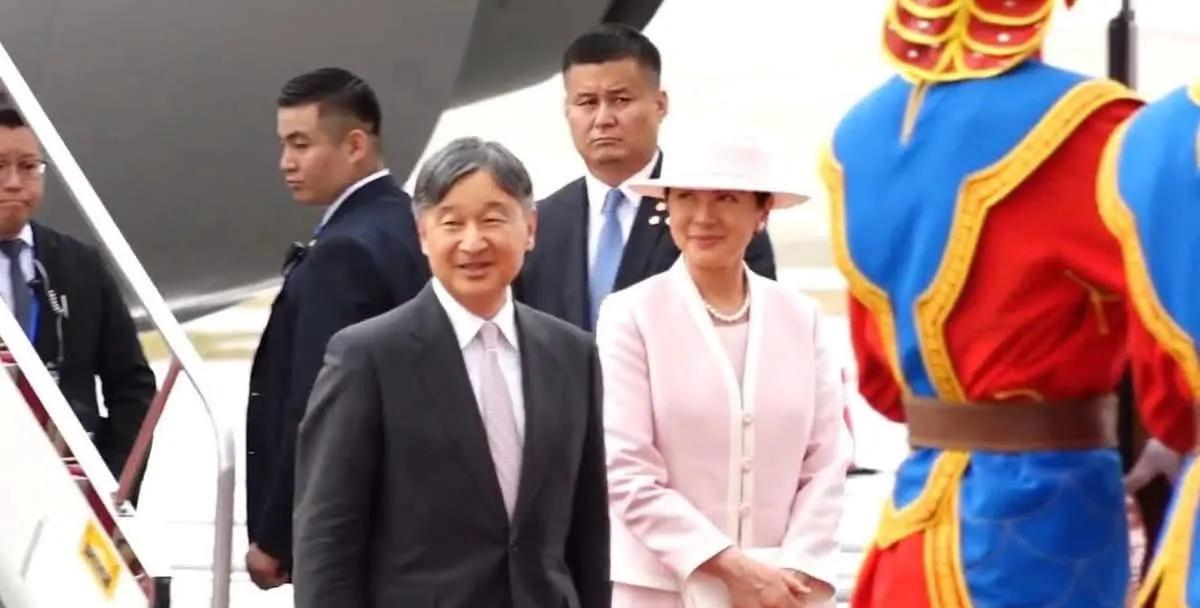 7月6日，日本的天皇和皇后降落在了蒙古国的成吉思汗机场，开启了对蒙古的访问。这次