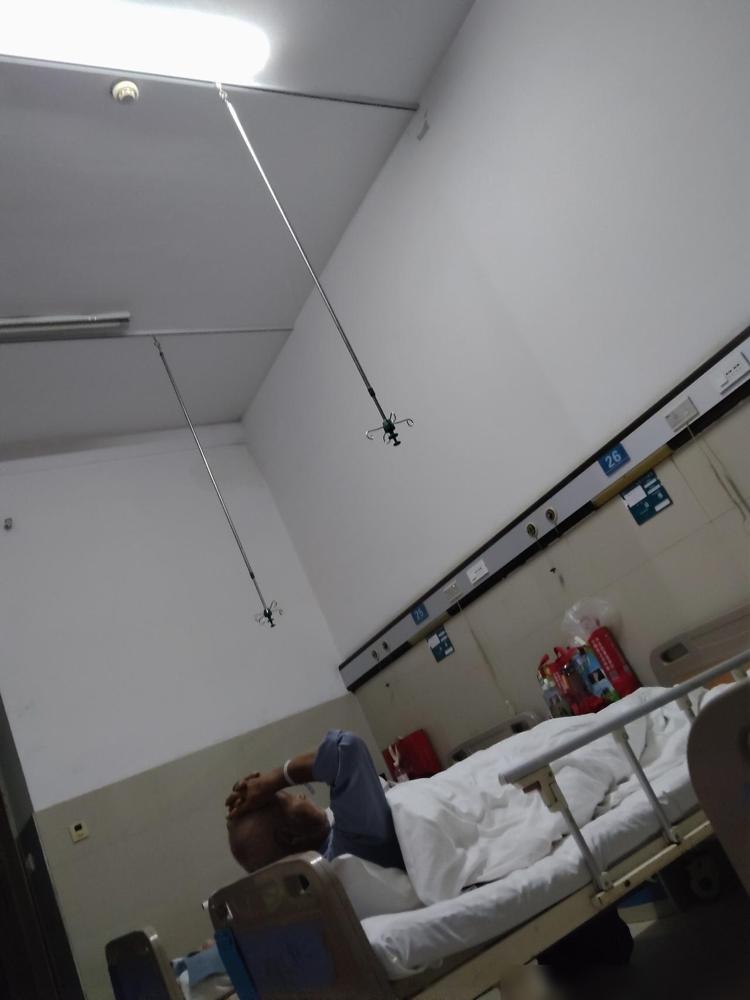 病房里住进来一个老头，有七八十岁。他是静脉曲张做的手术，刀口切在了大腿根处。我在