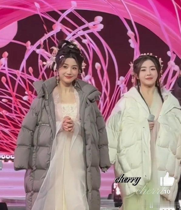 央视官宣卢昱晓家人们！就在最近，央视官宣了卢昱晓，这消息一出来，简直像在娱乐圈投