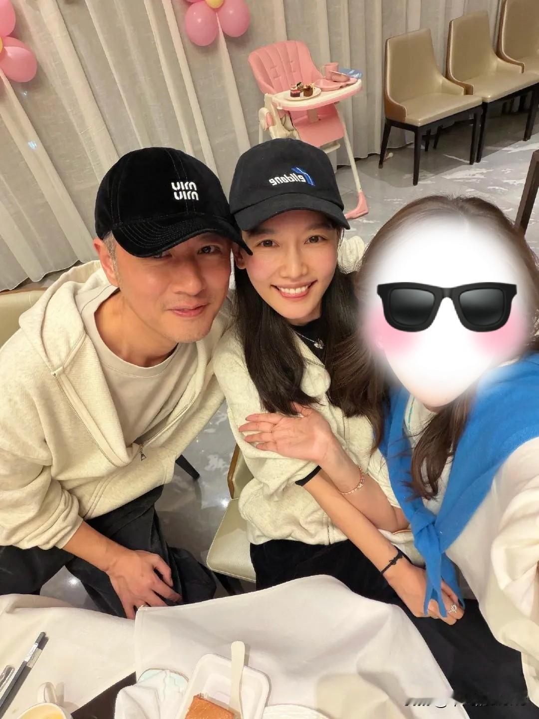 11月27日，任重和妻子孙骁骁的合照首次被曝光，两人到朋友家聚餐，脸上都是微醺状