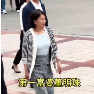 反差拉满！“铁娘子”董明珠竟被一条鱼吓得后仰饭桌之上。一盘鱼上桌。董明珠当