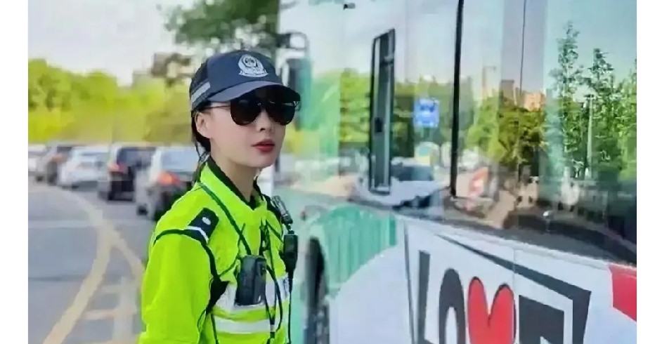 辅警，和协警°是否一样？答案：不一样很多人到现在还把“辅警”和“协警”混为一谈，觉得穿上那身制服都一