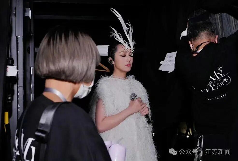 昨晚8点15分，杨千嬅红馆演唱会开场前，全场突然陷入死寂——没有音乐，没有欢呼，