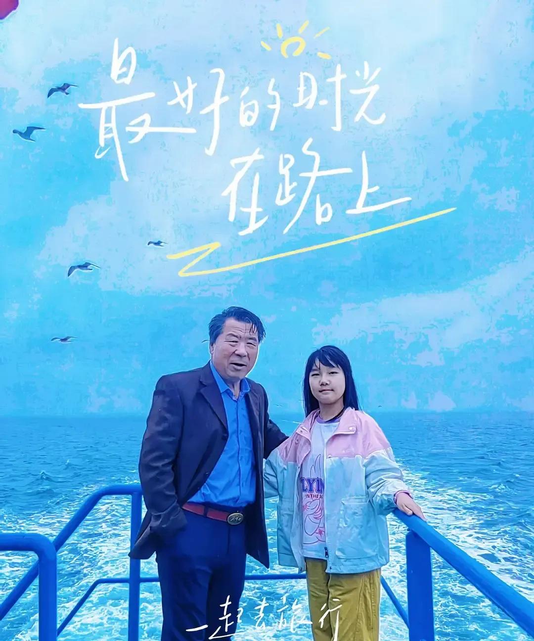 隔壁老王帮亲戚看家，赶上屯里三家同时杀猪，被拉去其中一家喝酒。他喝得脸红脖子粗