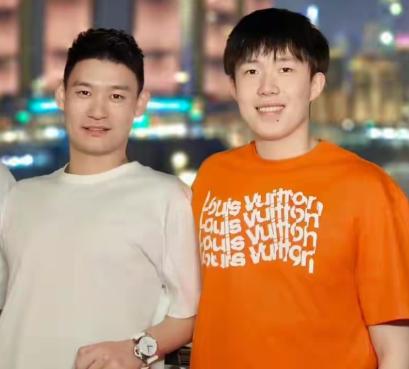 有网友在直播间问刘丁硕:“运动员现在可以谈恋爱吗？”刘丁硕点点头:“现在都是自由