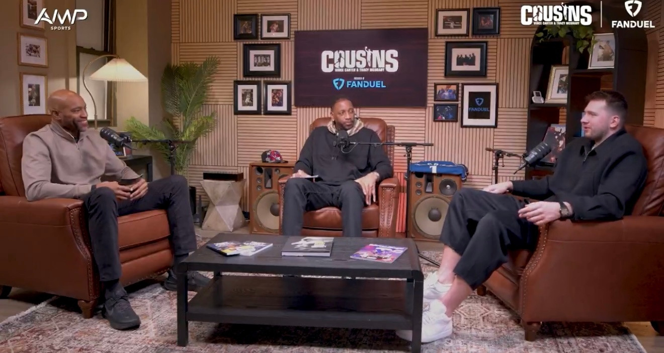 在节目中，麦迪问东契奇：“以目前这套阵容来看，湖人是一支争冠球队吗？”东契奇：“