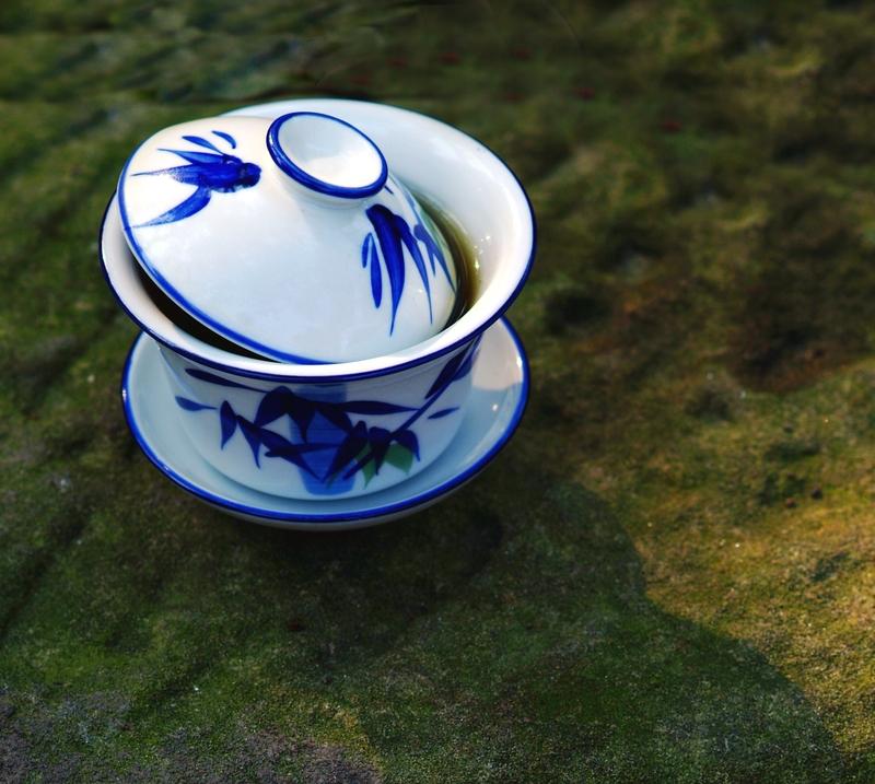 看到“半盏清茶观明月”这个上联，瞬间就被那闲适又诗意的画面击中。上联营造出一种宁