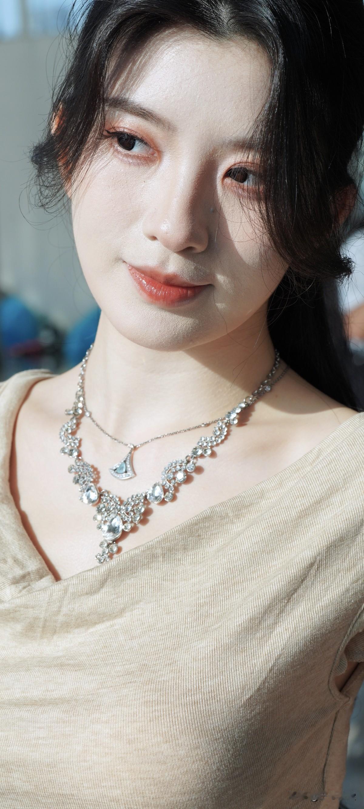 步履间散发出女性独特的韵律。这皮肤状态太好了!分享街拍小姐姐车模