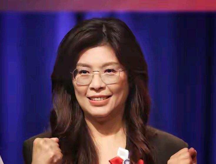 终于明白郑丽文为什么说上任以来最大的难题是没钱了！因为这一个多月，她帮党工打官司