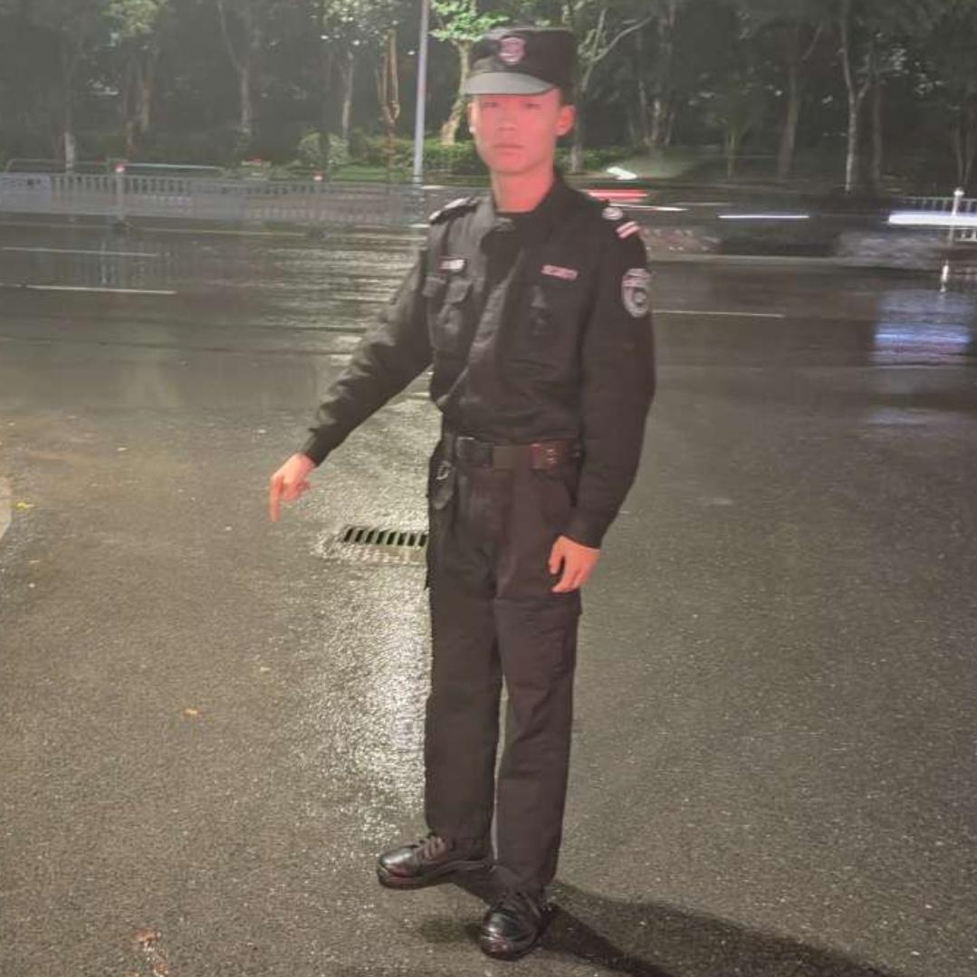 今天早上下雨了，一位外来人员开着一辆宝马车来到大门口。保安小李看道杆没有自动打开