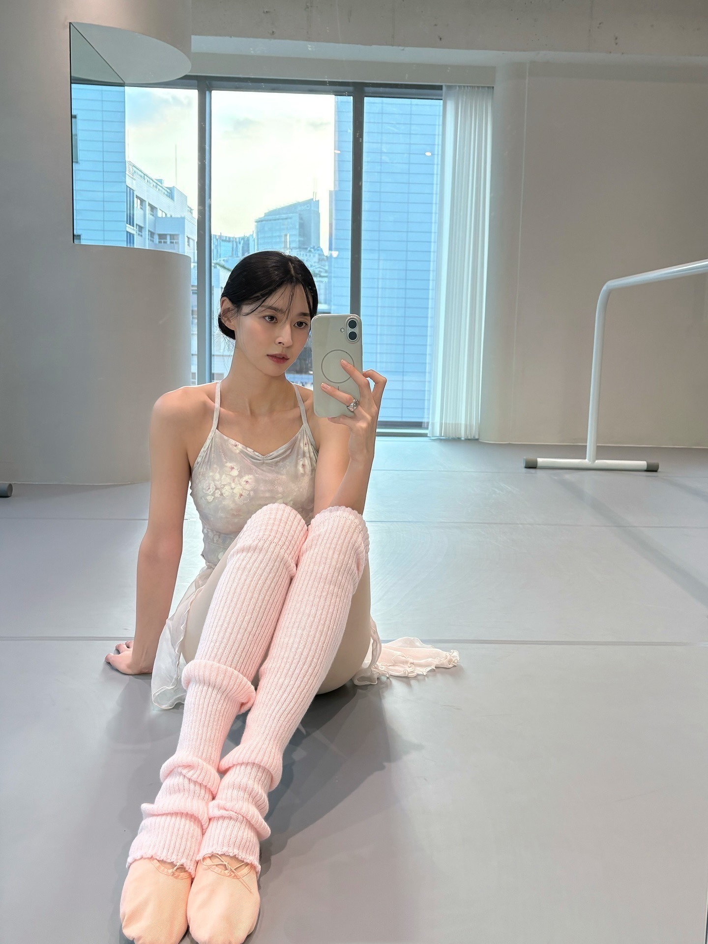 权娜拉ins更新，练芭蕾的欧尼，形体真美。权娜拉