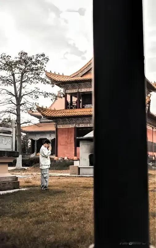 我妈念佛，一念念了三十年。每天凌晨四点起床，雷打不动。我爸在世时，骂她迷