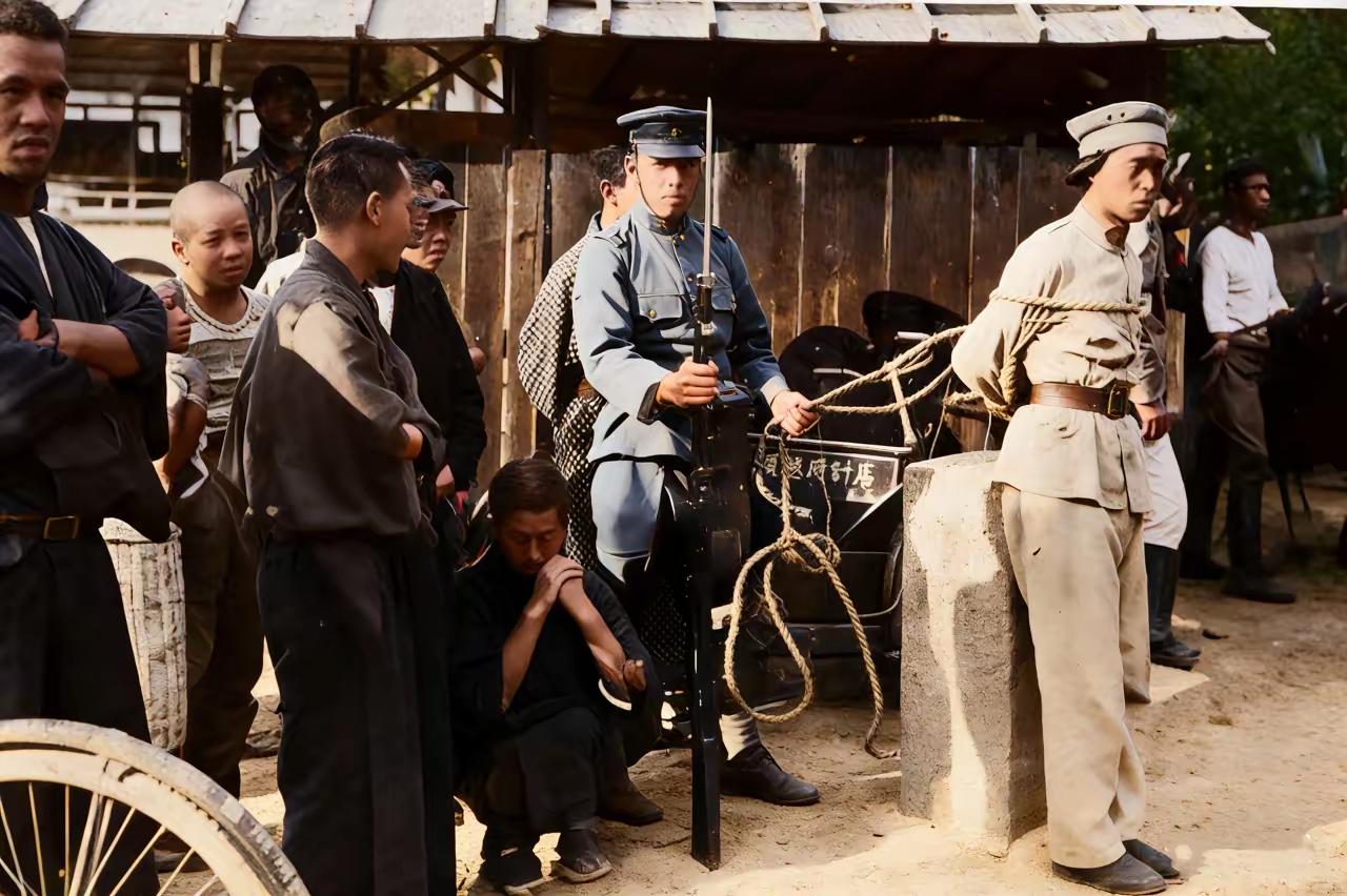 1931年，一名日军士兵光天化日之下在沈阳街头绑着中国军人在街上示众。中国军人被