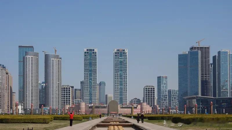 青岛楼市18个月房价走势深度解读一、分阶段价格变化梳理（2025上半年—20