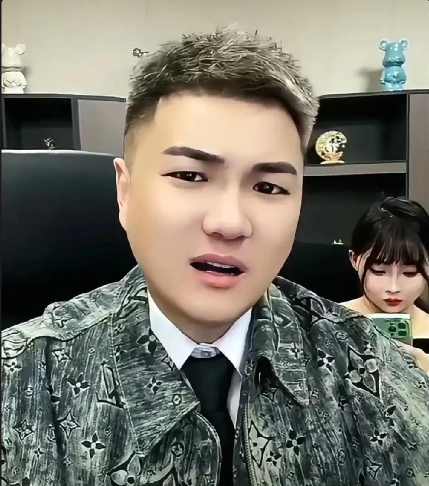 网红驴家阿宇称辛巴事件有推手，辛巴即便退了也仍有能量，有人买热坏狮子王这边，要是