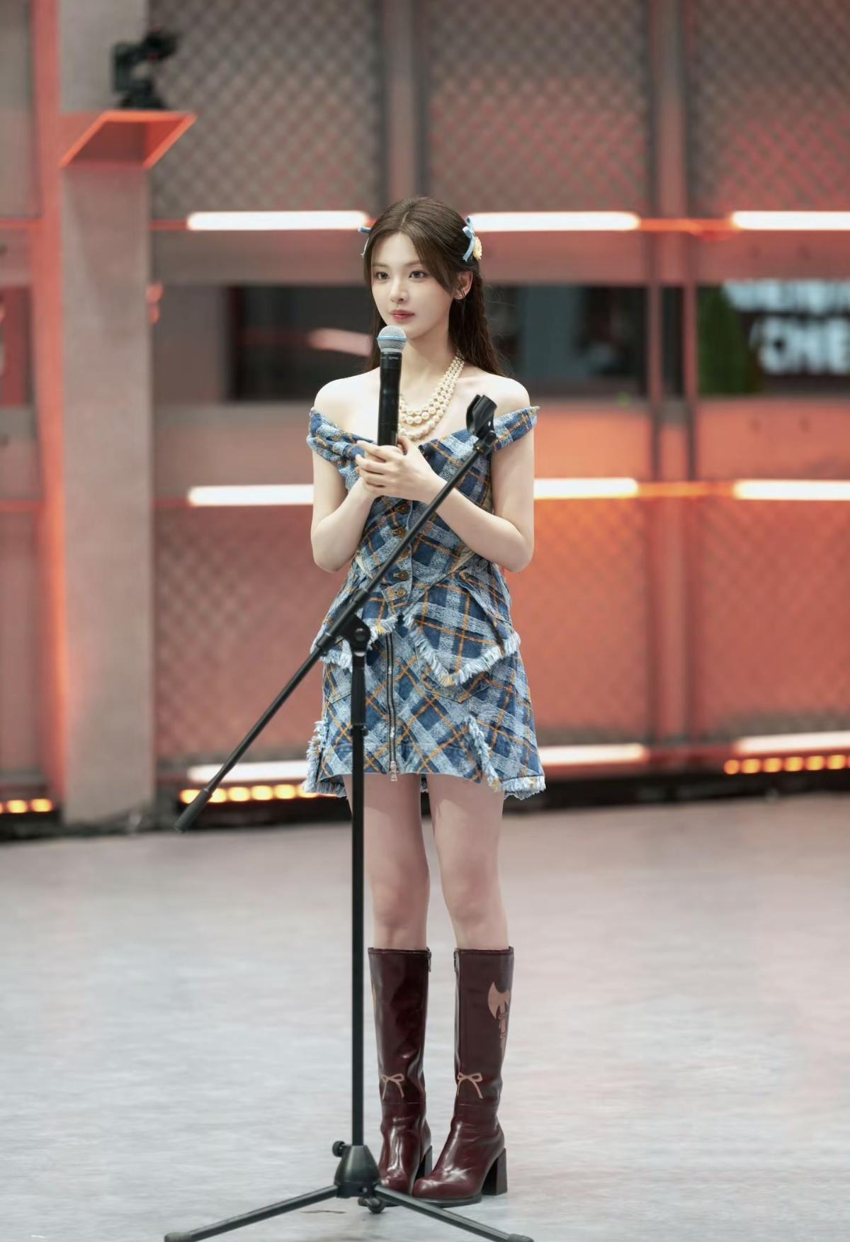 杨超越一字肩格纹裙路透，少女感与复古感完美融合[比心]娱乐明星
