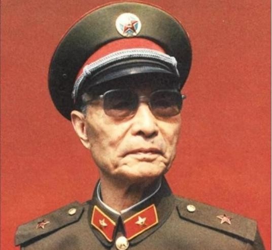 1964年，张爱萍将军到酒泉某基地视察。突然，他发现有10多名背着斜挎包的战士站