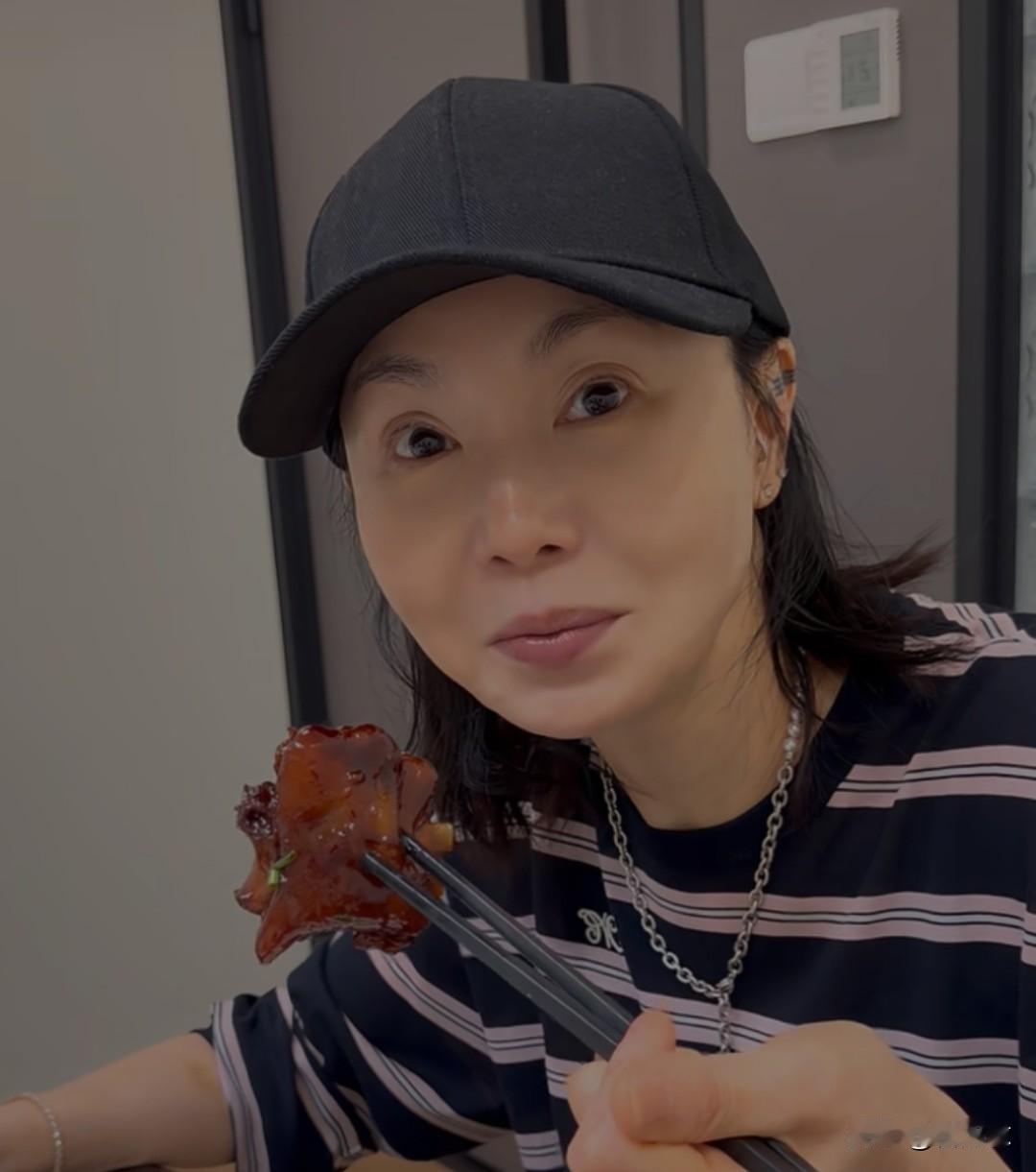 能认出来是谁吗？她是张曼玉呀，大美女一枚，就算年龄大了依然美，在法国乡下过着平