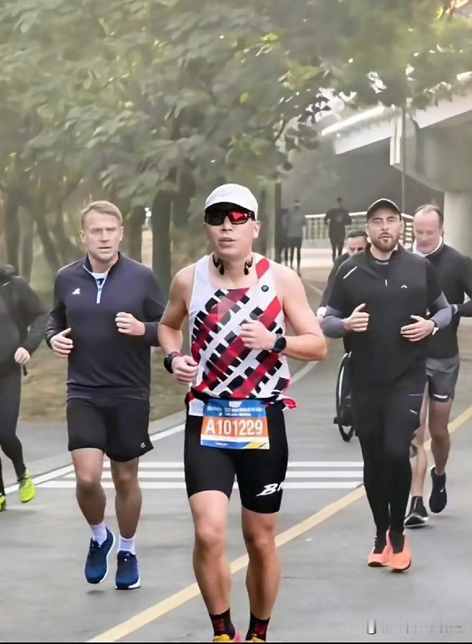 小马成都晨跑，感觉此时被这位大爷抢了镜了，哦，可能叫大哥准确点。何方神圣？还