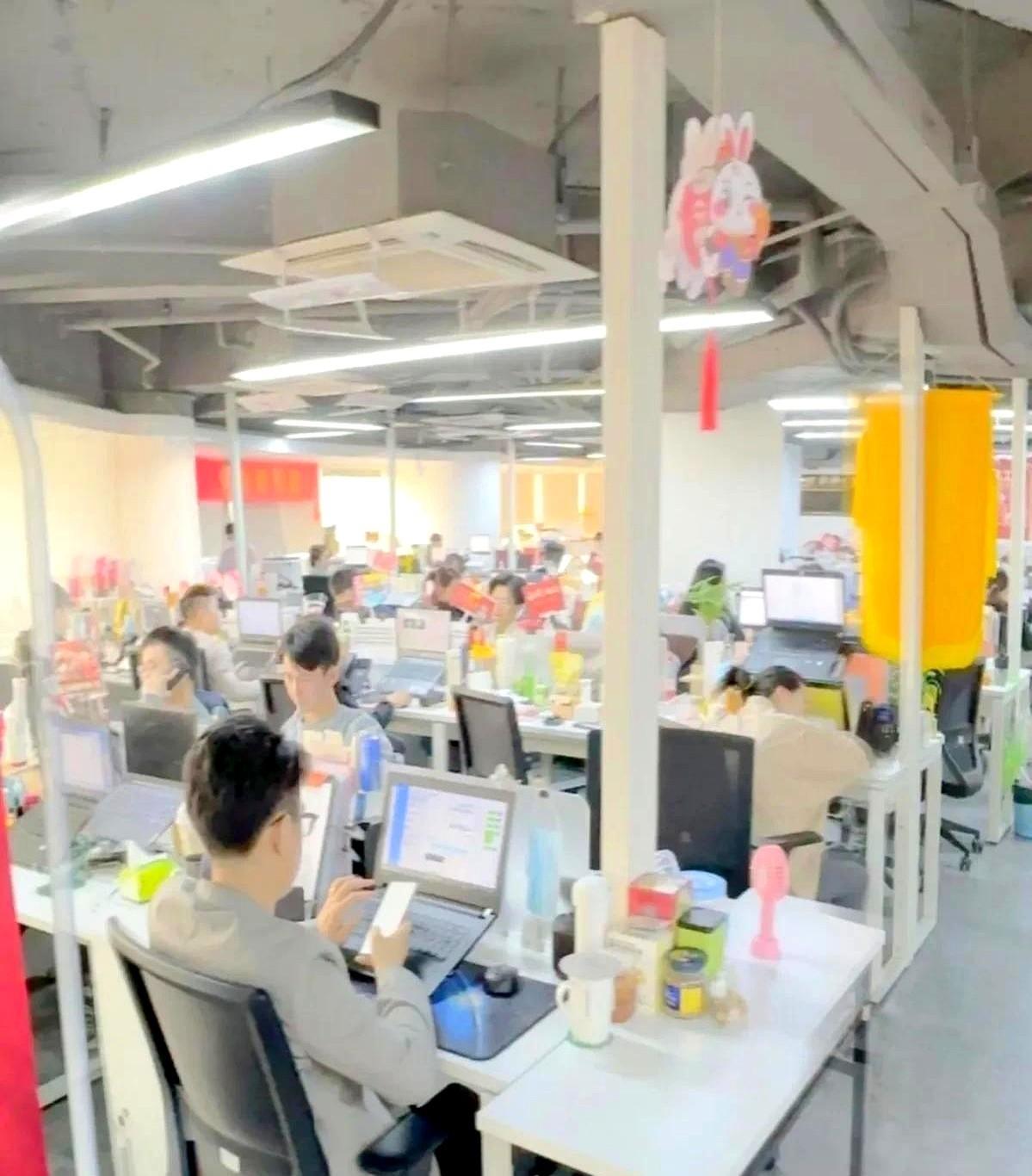 公司客服部一个小伙马上就要转正了，也不知道部门主管咋想的，直到试用期截止前第2天