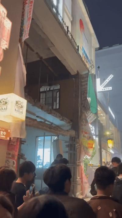 突发倒塌事故,10月31日晚8时许,湖南长沙潮宗街一面墙体倒塌,当晚是万圣节,有