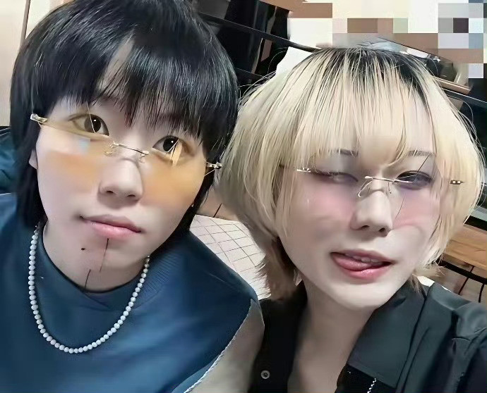 窦靖童和同父异母的妹妹窦家嫄，关系还挺好，两人都是音乐girl，打扮的都是那种酷