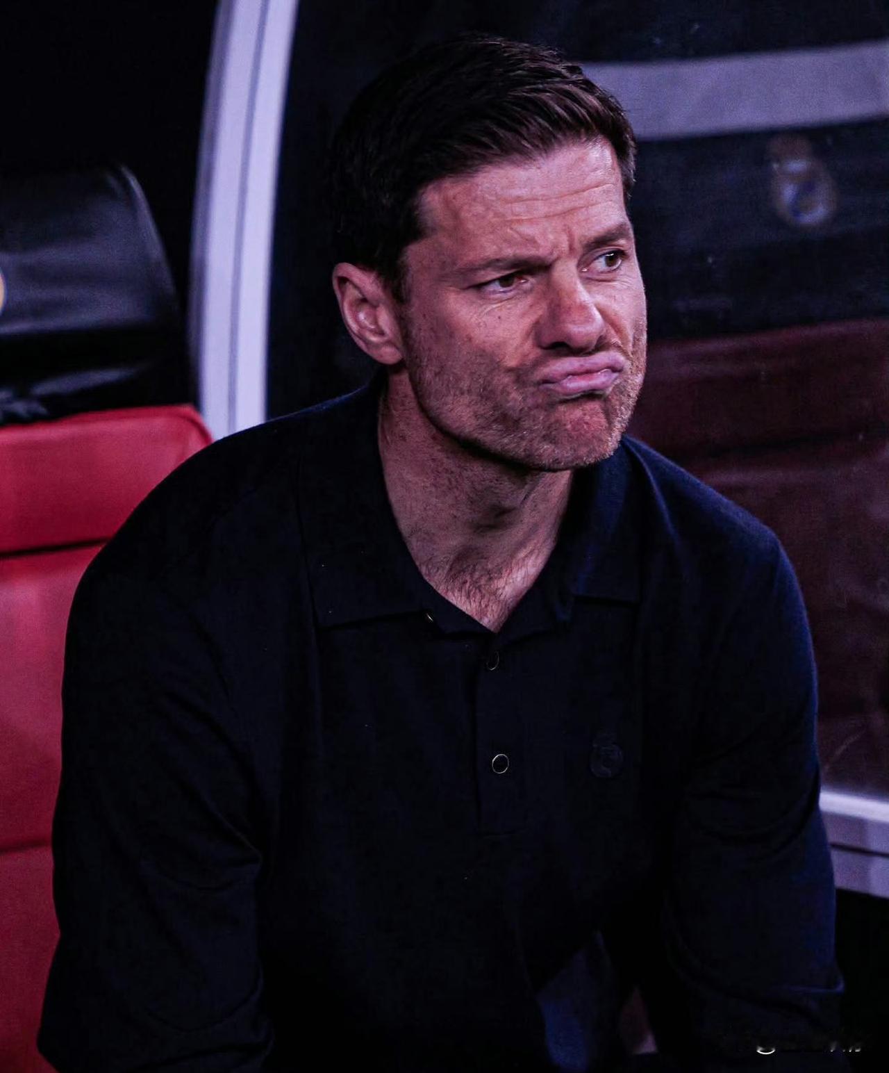 阿隆索自己选择往皇马这个坑里跳也是过于自信了，怪不得任何人。当然新来的阿韦洛亚带