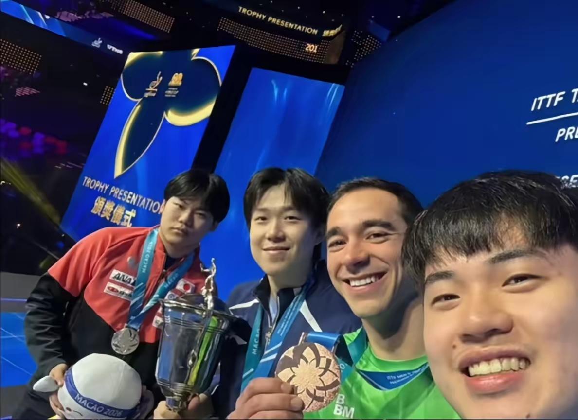 松岛辉空，错失冠军后很失落！连合影拍照时，都嘟着嘴巴，没有一点笑容[捂脸哭]。这要