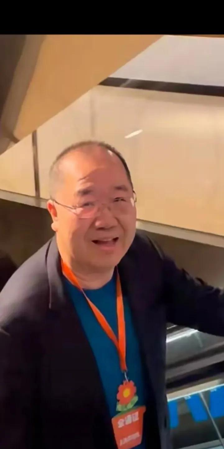 近日英达的二儿子在直播的时候说他非常想联系巴图，但不知道巴图愿不愿意，他说他们家