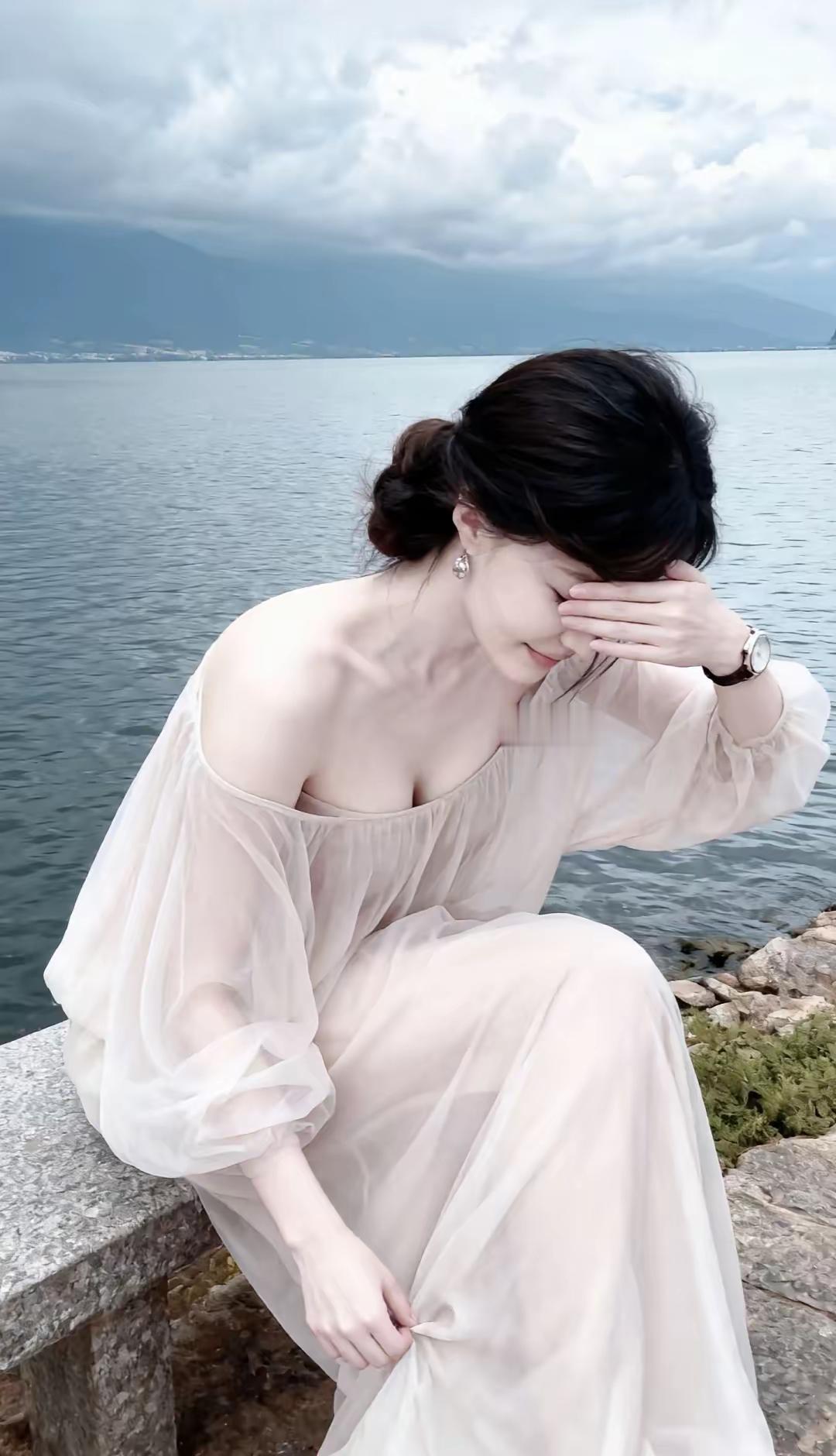 这山，这水，还有这个人，共同点是都有线条的美，有时候，美得都害羞了！