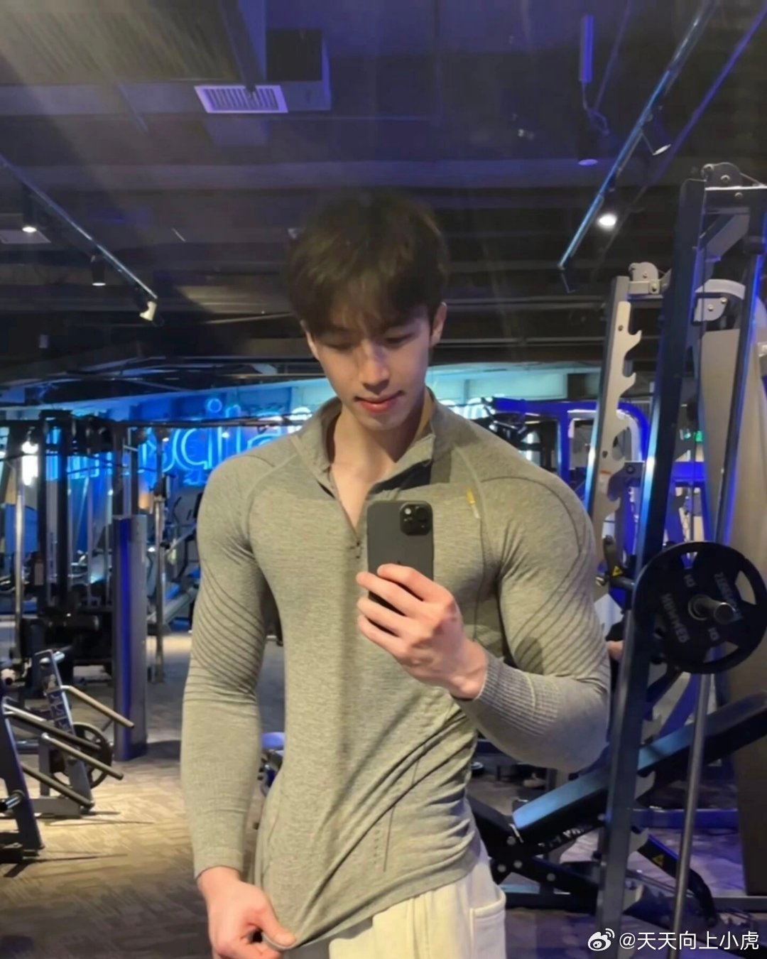 健身每日健身日记早起健身好身材。