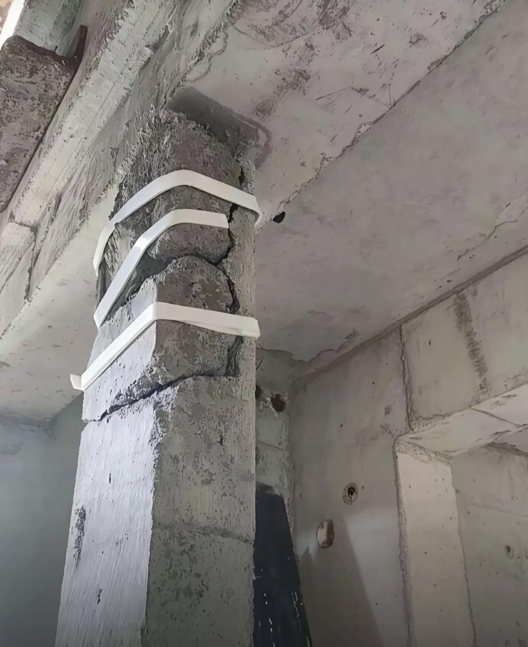 室内改装时把柱子钻错了，用胶带敷衍处理能行得通吗？在工地里，工人操作失误，把承