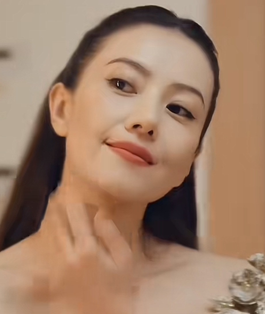 高圆圆真的不合适穿这种暴露装她一直都是以纯结的形象出现在大家面前，一下子就改变