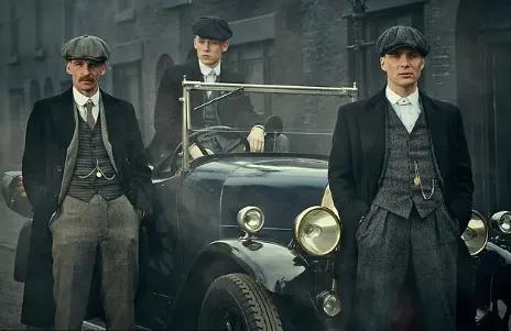 剃刀帽配西装，走上阿富汗街头，四个年轻人怎么也没想到，因为cos英剧《浴血黑帮》