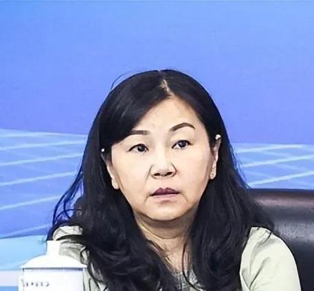 周继红面临严峻的挑战周继红离开游泳中心和跳水队三个月，新加坡世锦赛成
