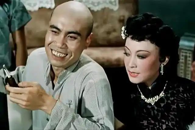 东进序曲里，顽军刘大麻子拍桌子要跟新四军干仗。他九姨太摇着扇子耳语几句，他扭头就