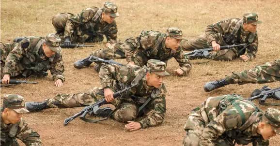 想留在部队，现在比考大学还难？义务兵转军士，卡得死死的。老士官待得久，一