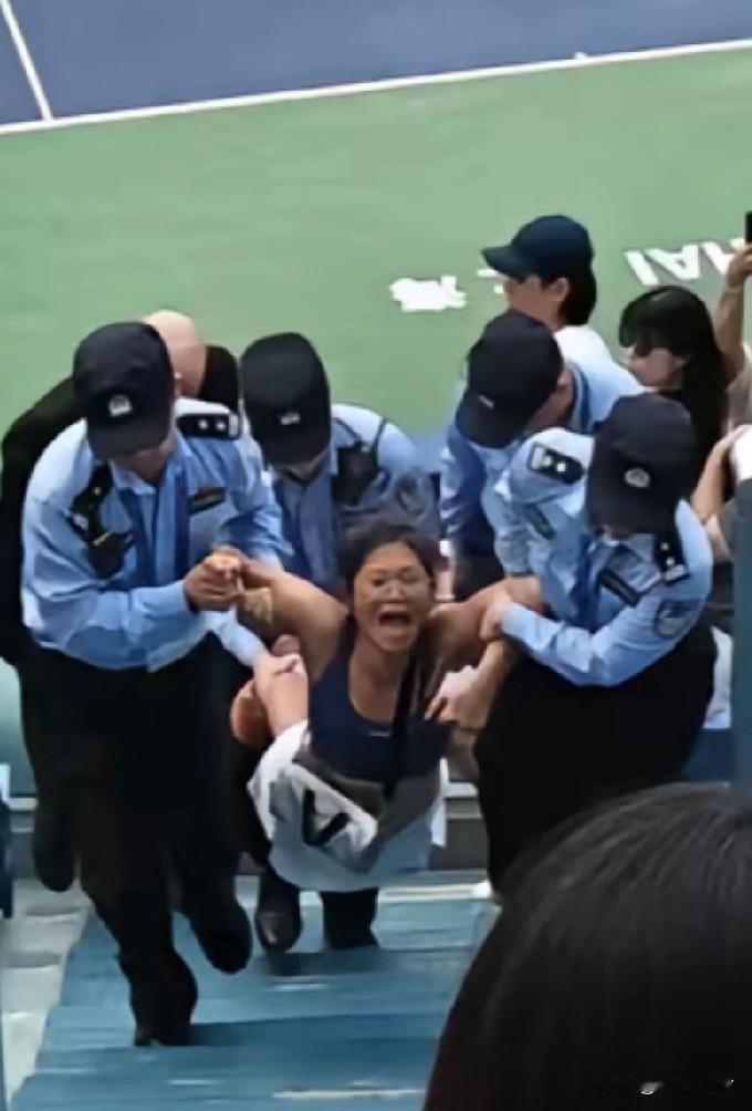 捣乱女子身份曝光，谢云是一名华裔女性出生于广州，二婚嫁给老外在2024年加入瑞典