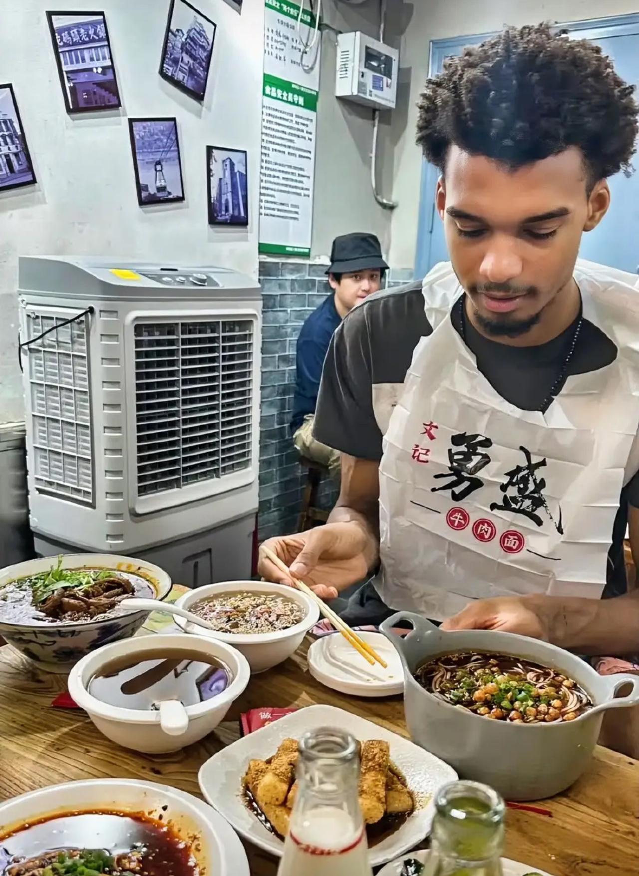 文班亚马这小子在国内吃饭，吃得很开心啊。可以看出，他很认可国内的美食。我个人