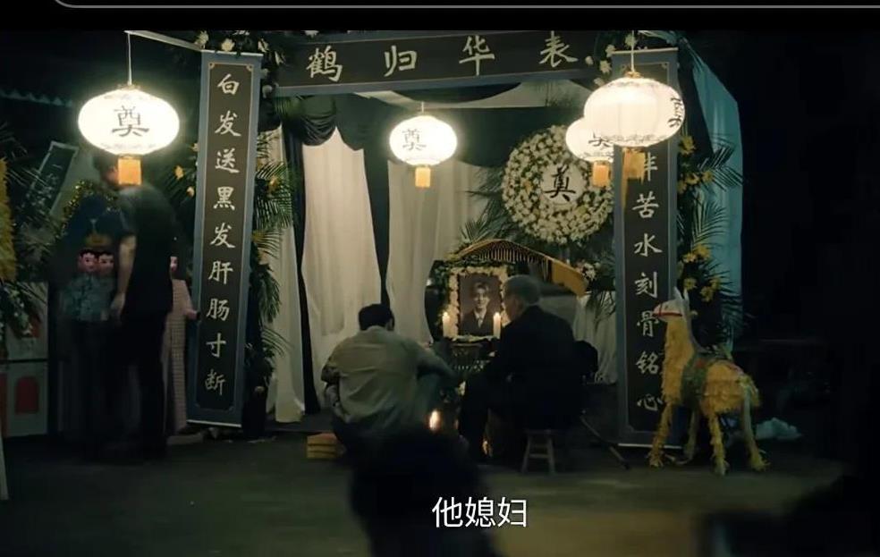 《扫毒风暴》第13集，卢天赐的葬礼上，爸爸卢少东特意从监狱特批赶来（警察押送）送