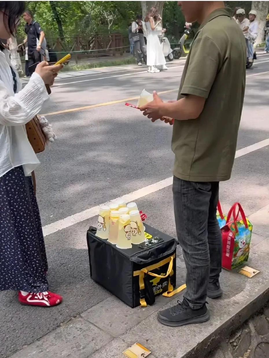 在景区倒卖柠檬水日净赚254，引发争议。蜜雪冰城回应:公司会有相关责任人来核实。