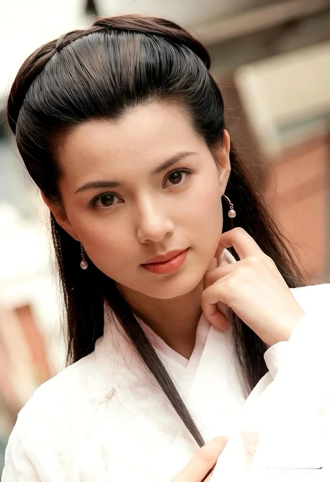 李若彤的骨相和皮相都好美啊...眼睛清冷坚韧，很多网友都问为啥近些年好像不流行这