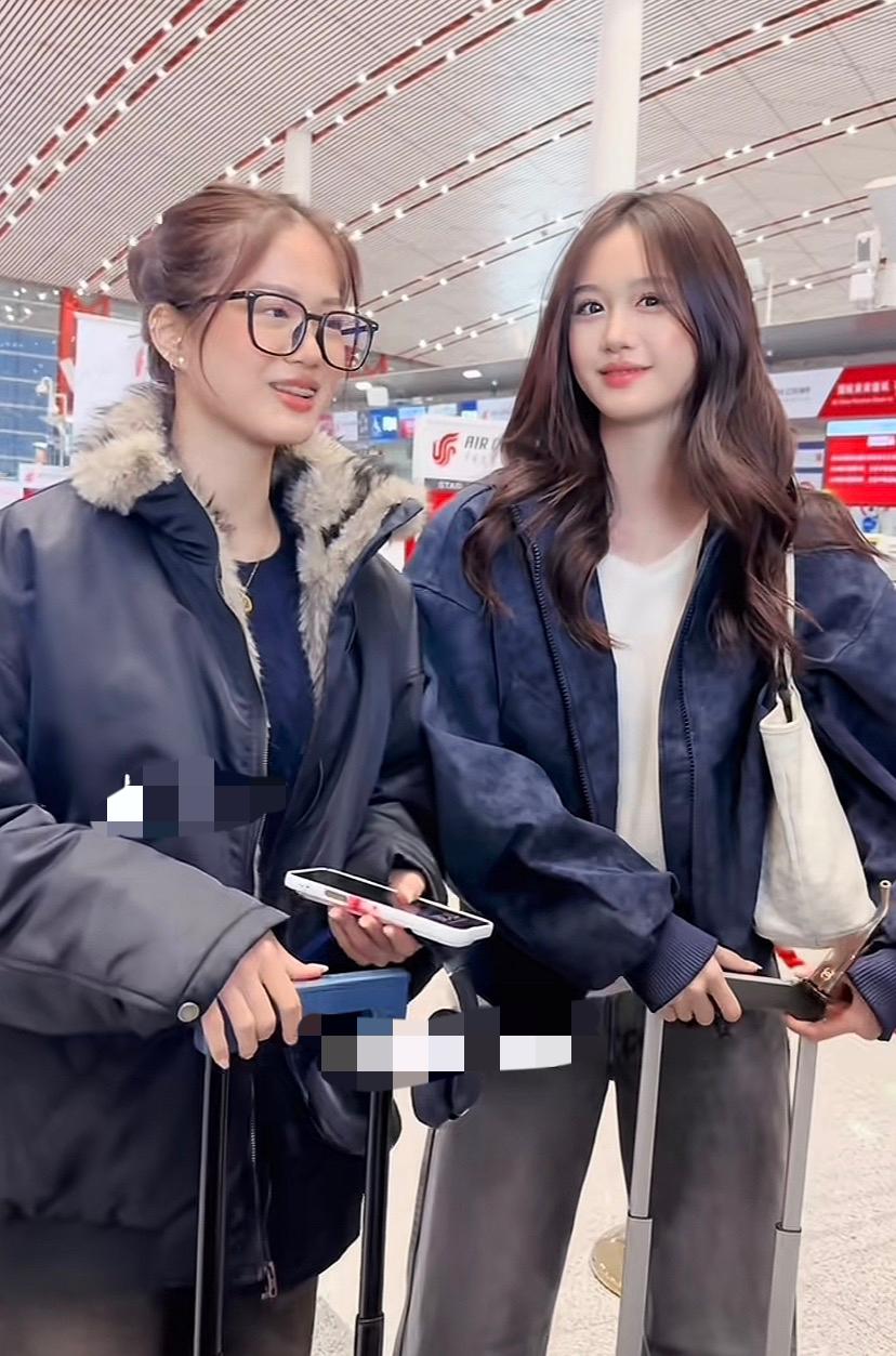 钟丽缇两个女儿长大了也还是这么漂亮，小时候就可爱很好看。钟丽缇和张伦硕的颜值那么