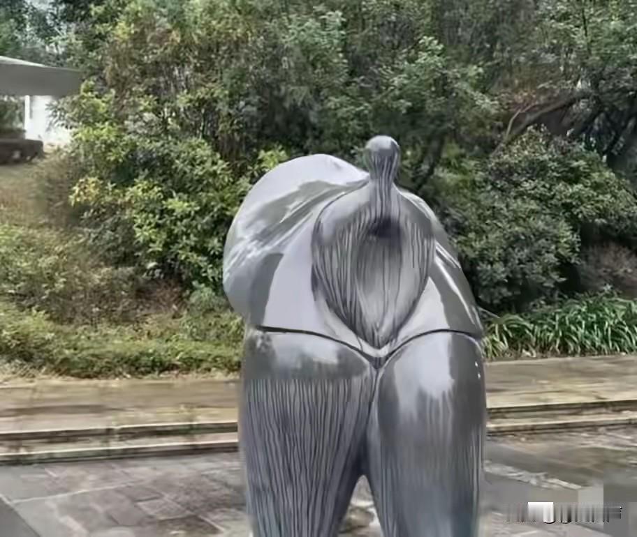 2026年5月18日，成都一位杨女士公开反映，当地某广场健身区的多座雕塑造型令人