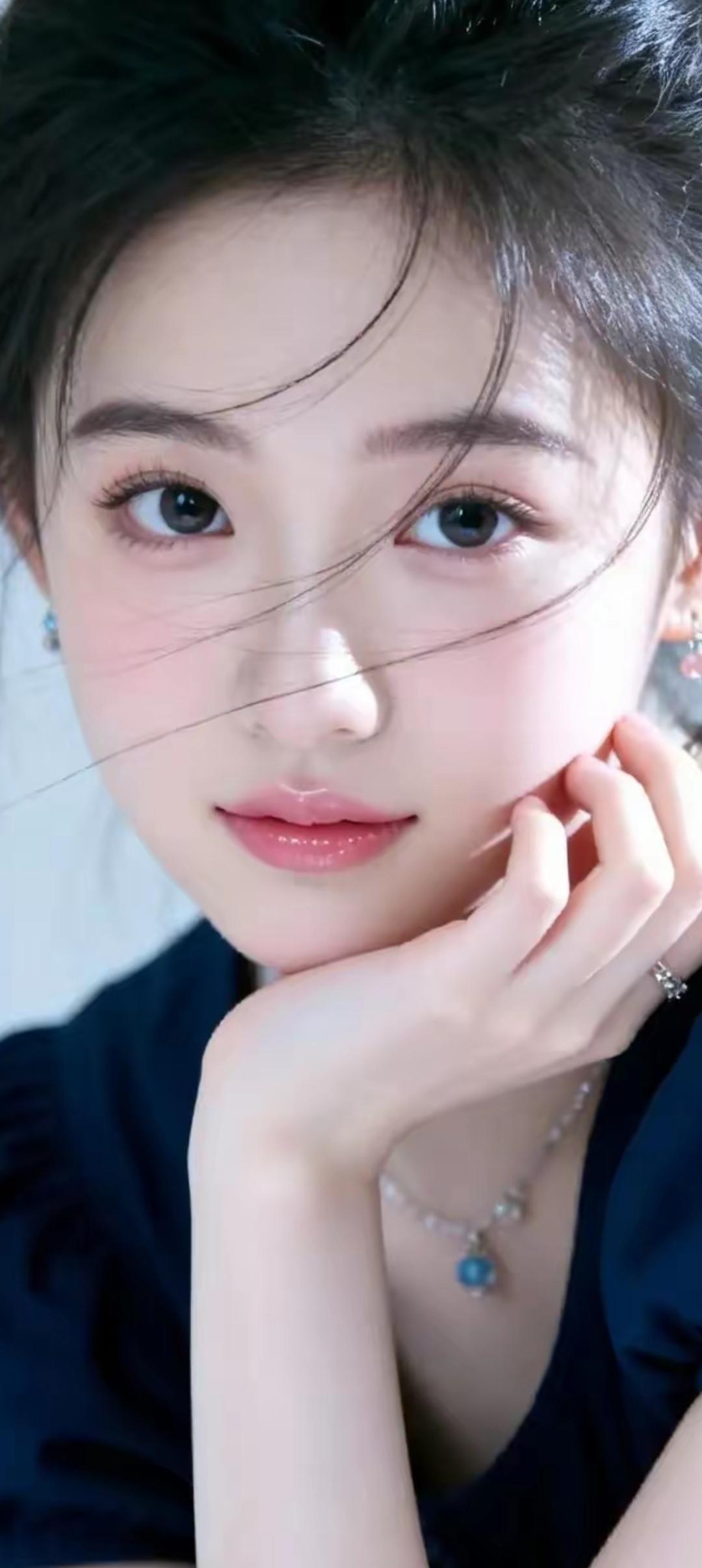 甜美少女风，蓝宝石项链，温柔眼眸，清新自然