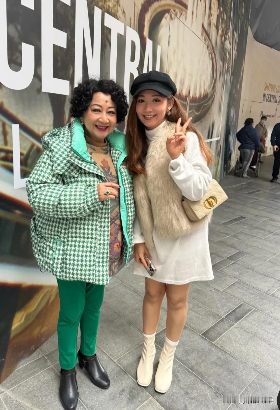 “好姨”薛家燕现身香港中环，穿着一件绿色的格子棉袄配绿色长裤，脚踩靴子。她身形