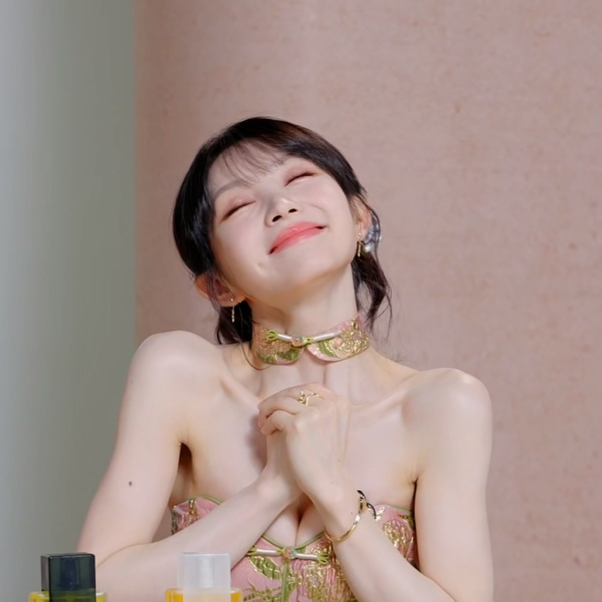 田曦薇Lan品牌直播活动，低胸深V抹胸裙，美到被掐直播间