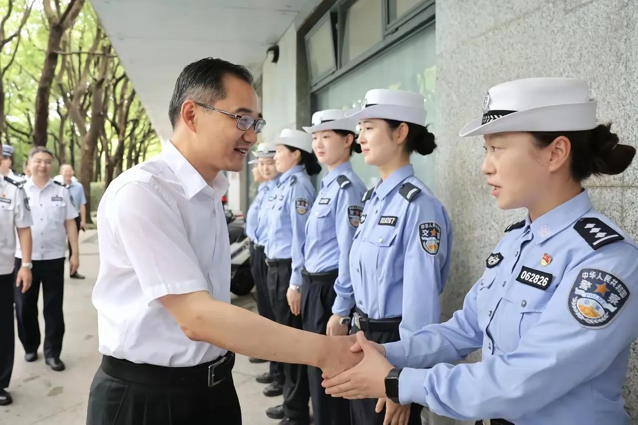 当领导的，还要在酷热的夏天，去到一线慰问民警，挺不容易啊。说明还是位实干的领