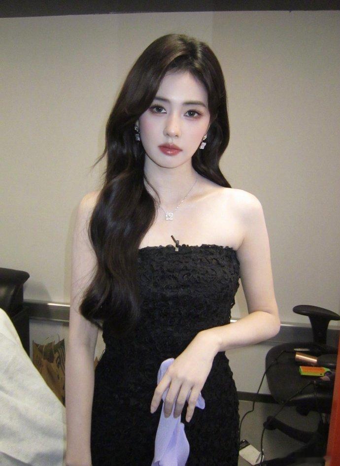 别人电击小子白鹿电击自己白鹿这波操作承包我一天笑点，白鹿电自己太有反差萌了，